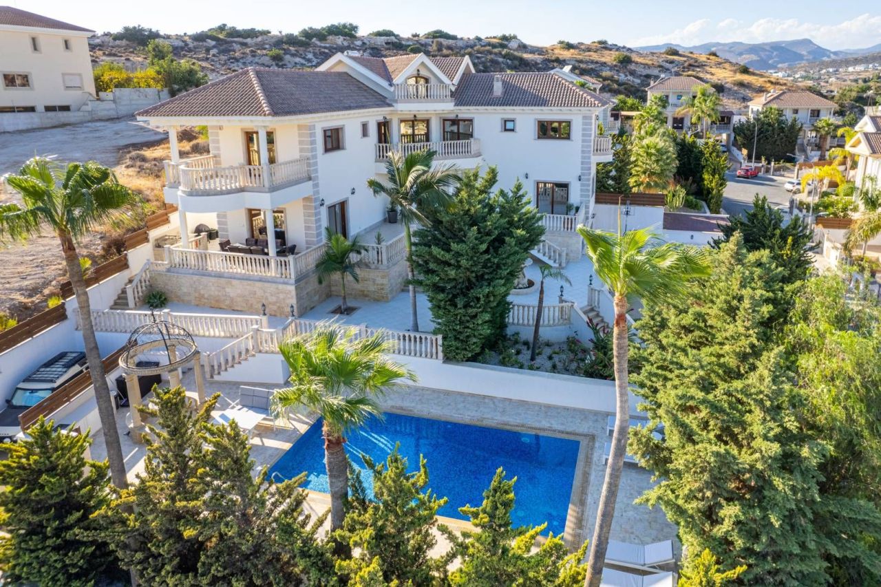 House in Mouttagiaka, Cyprus, 650 m² - picture 1