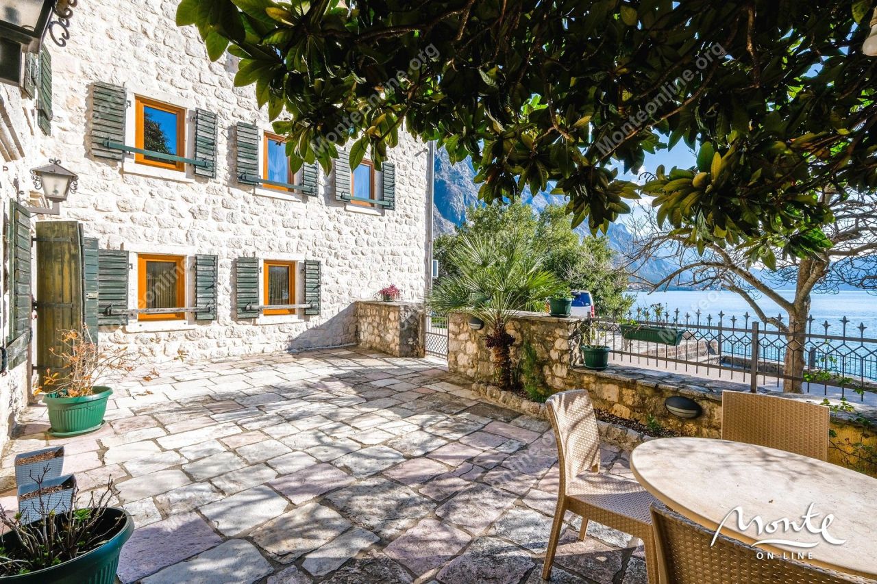 Villa à Kotor, Monténégro, 500 m² - image 1