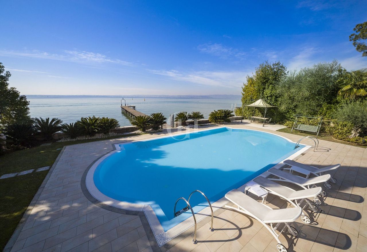 Villa por Lago de Garda, Italia, 457 m² - imagen 1