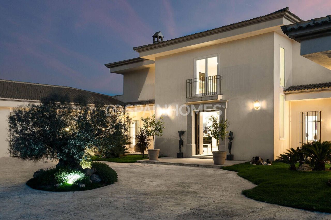 Villa in Antequera, Spain, 643 m² - picture 1