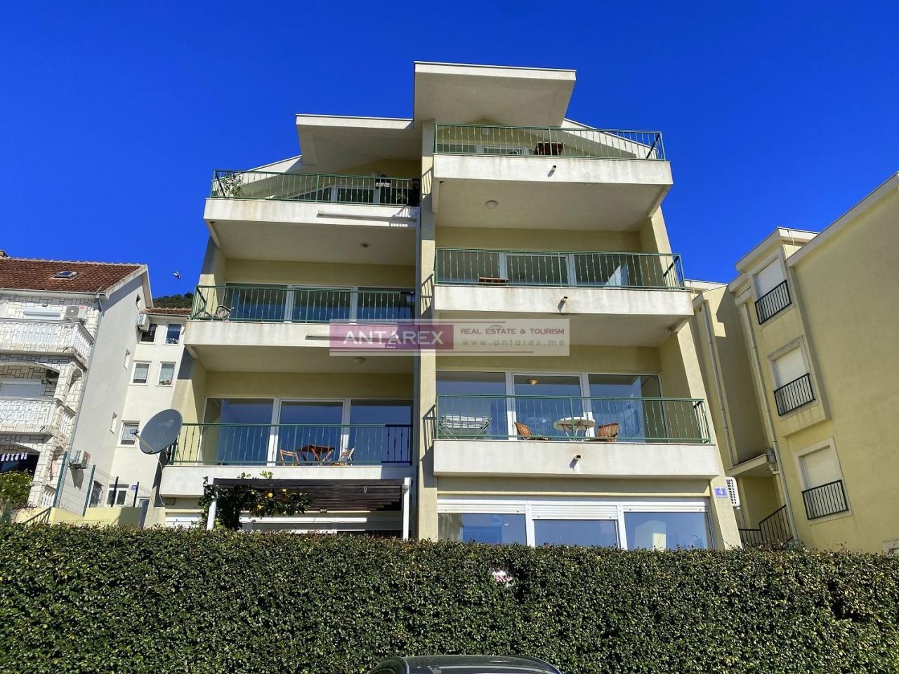 Apartment in Bijela, Montenegro, 89 m² - picture 1