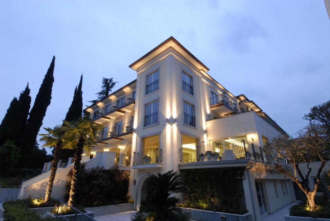 Villa à Gardone Riviera, Italie, 1 300 m² - image 1