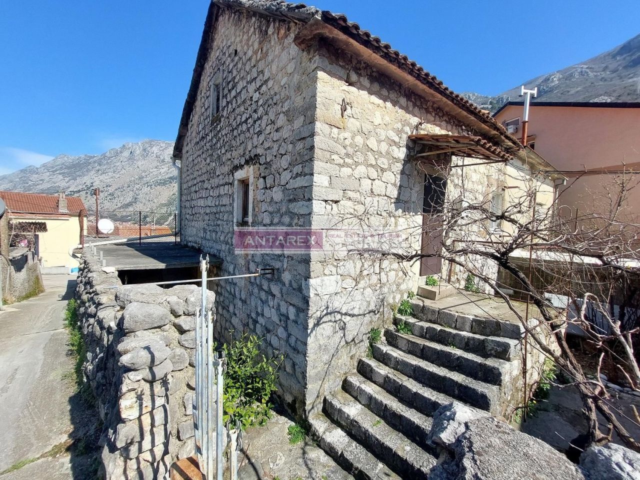 Villa in Skaljari, Montenegro, 67 m² - picture 1