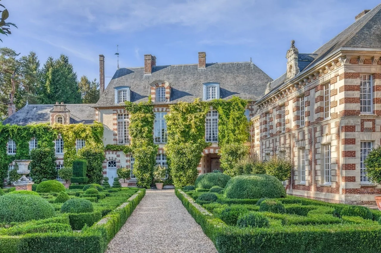 House in Burgundy, France, 1 000 m² - picture 1