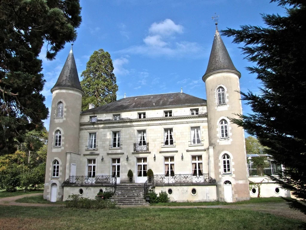 Casa en Tours, Francia, 1 200 m² - imagen 1