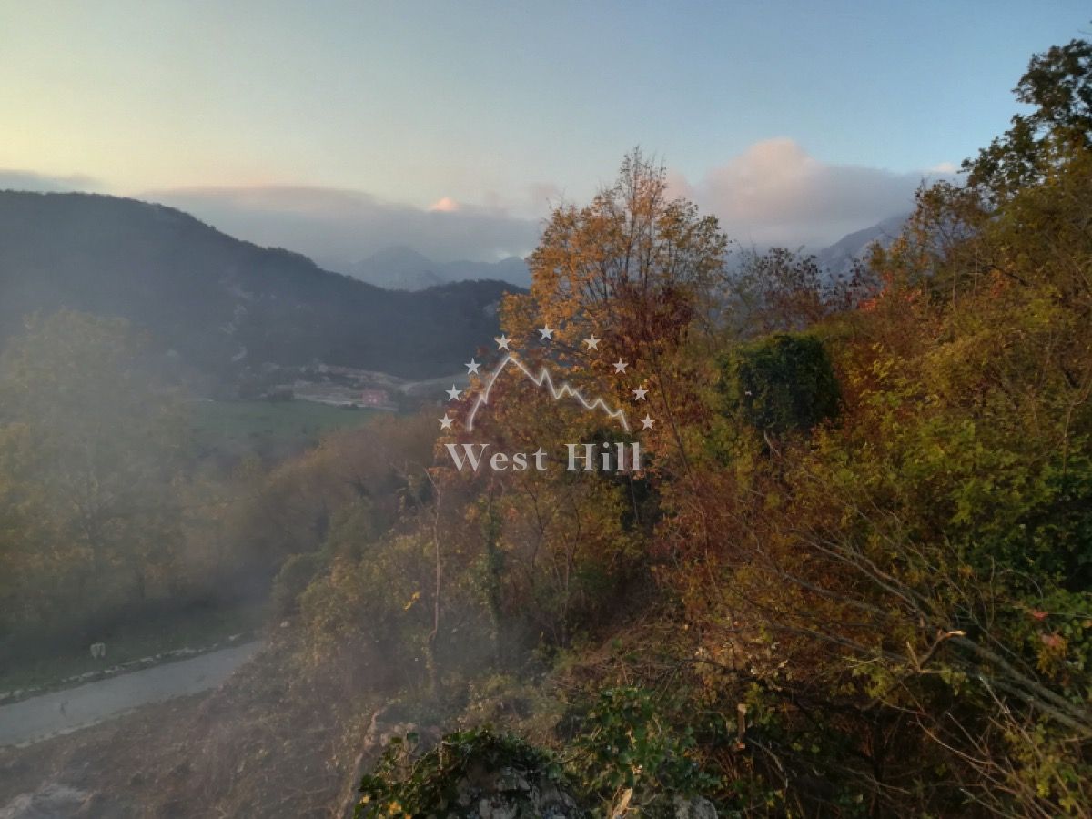 Grundstück in Risan, Montenegro, 5 000 m² - Foto 1