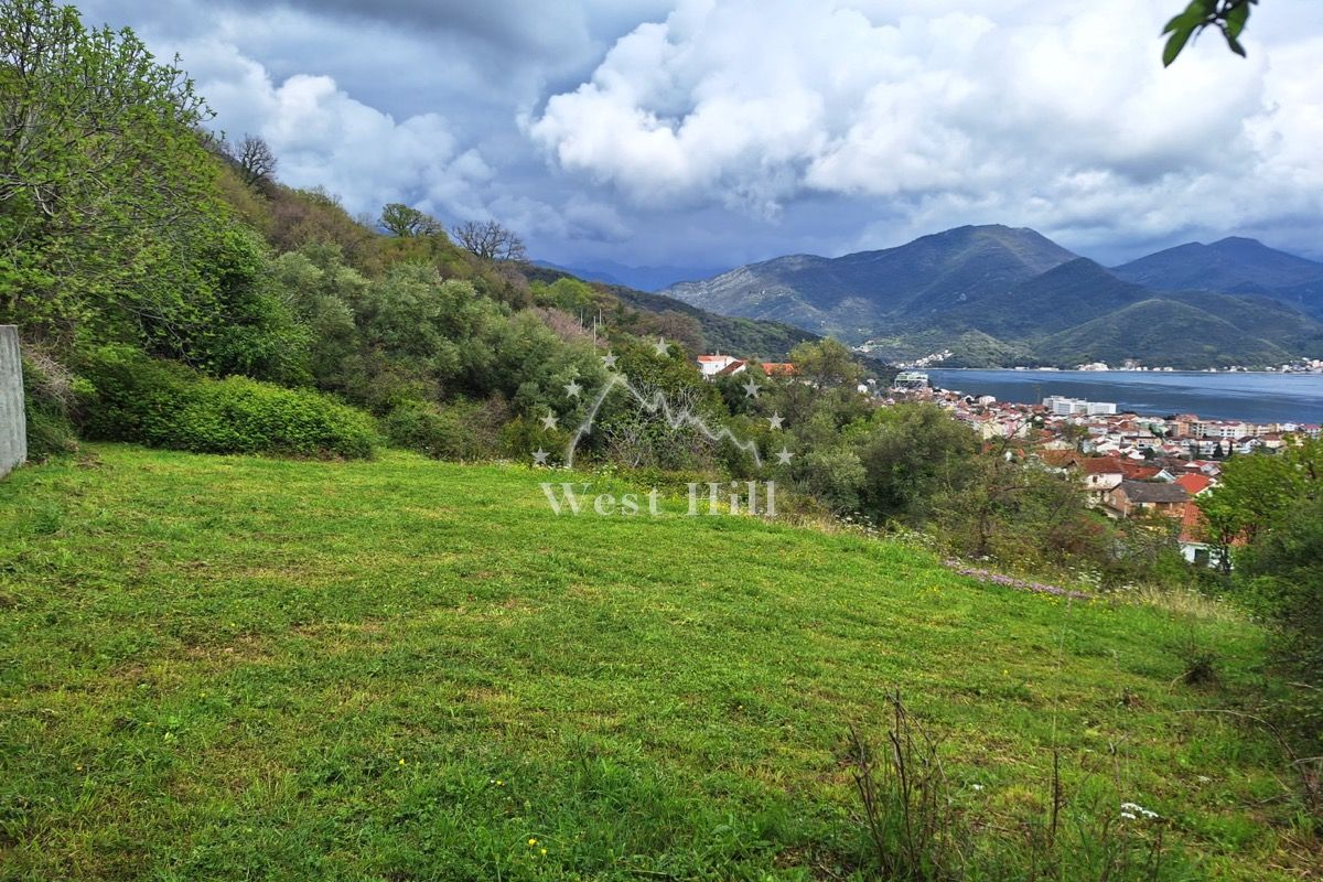 Land in Bijela, Montenegro, 1 913 m² - picture 1