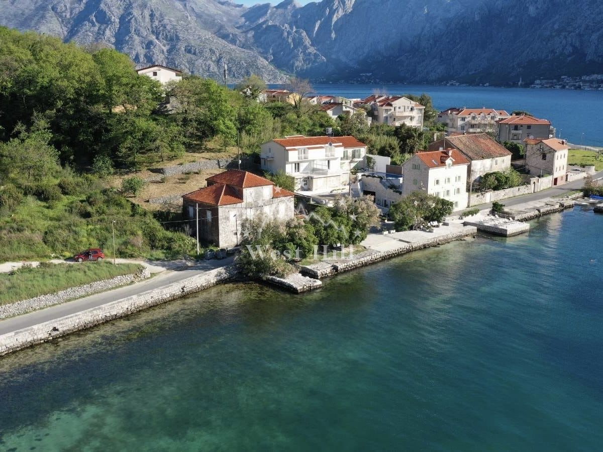 Grundstück in Prkanj, Montenegro, 1 599 m² - Foto 1