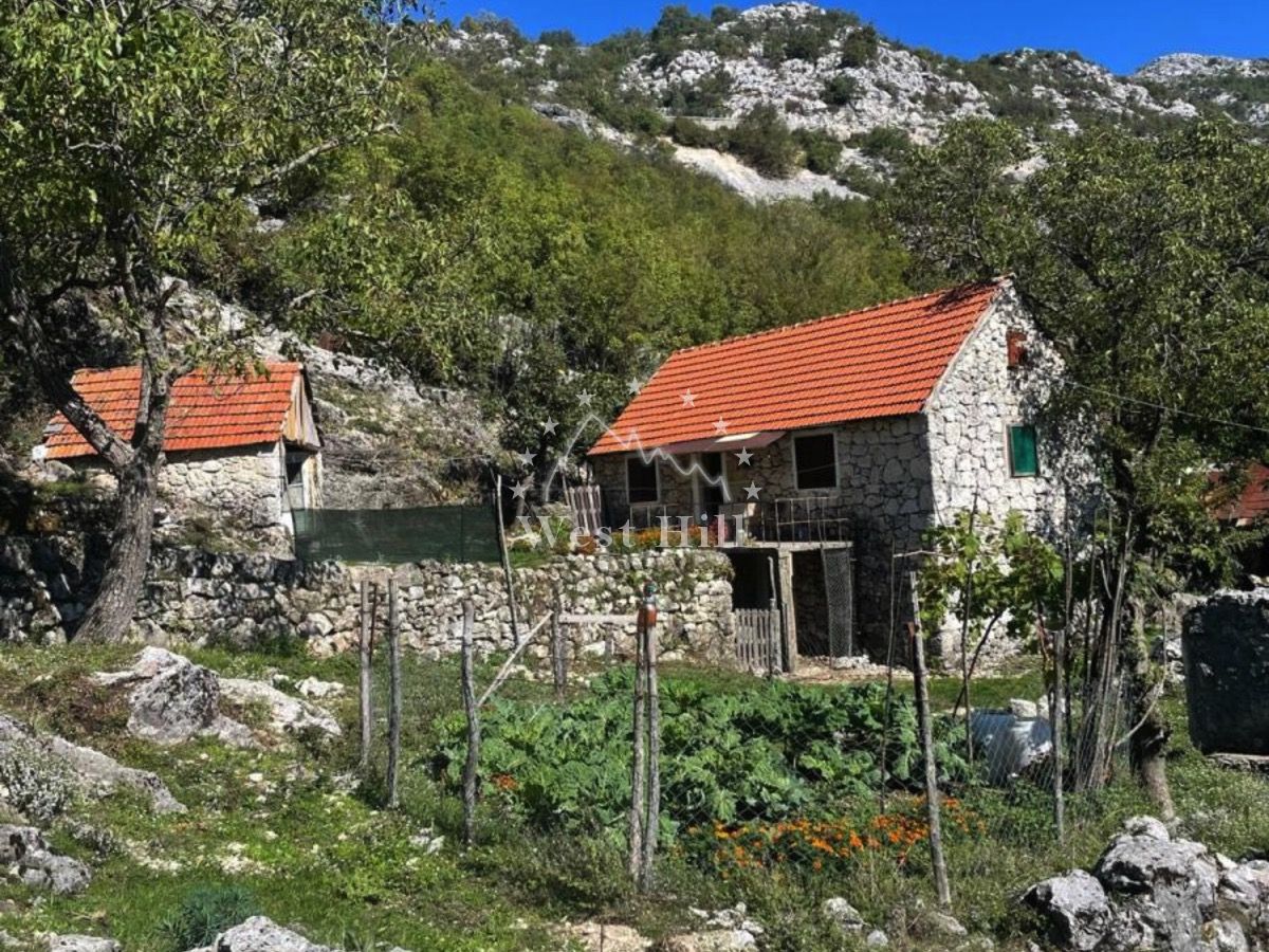 Grundstück in Cetinje, Montenegro, 40 850 m² - Foto 1