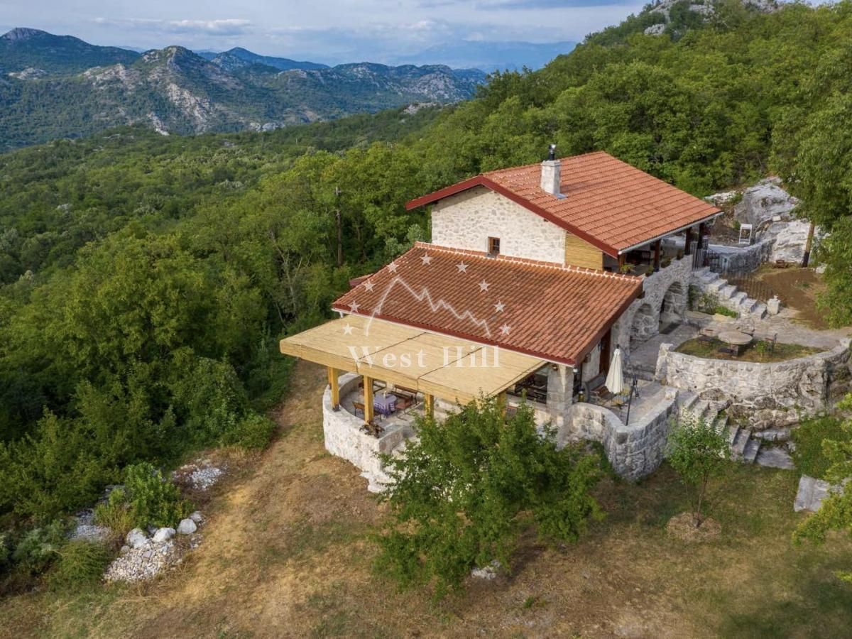 Maison à Cetinje, Monténégro, 208 m² - image 1