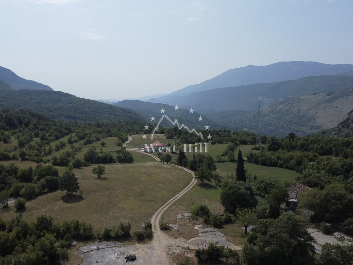 Terrain à Nikšić, Monténégro, 170 000 m² - image 1