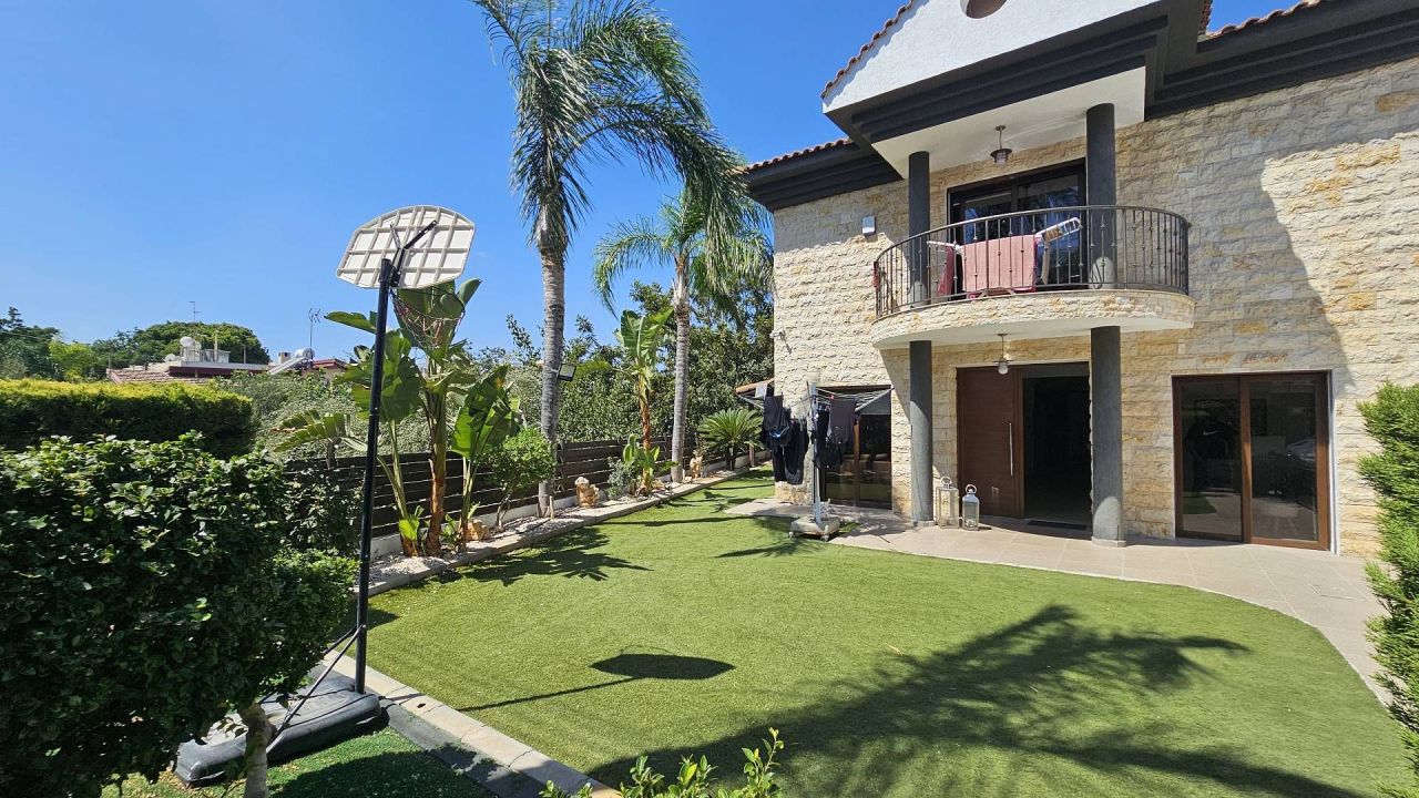 Maison à Germasogeia, Chypre, 320 m² - image 1