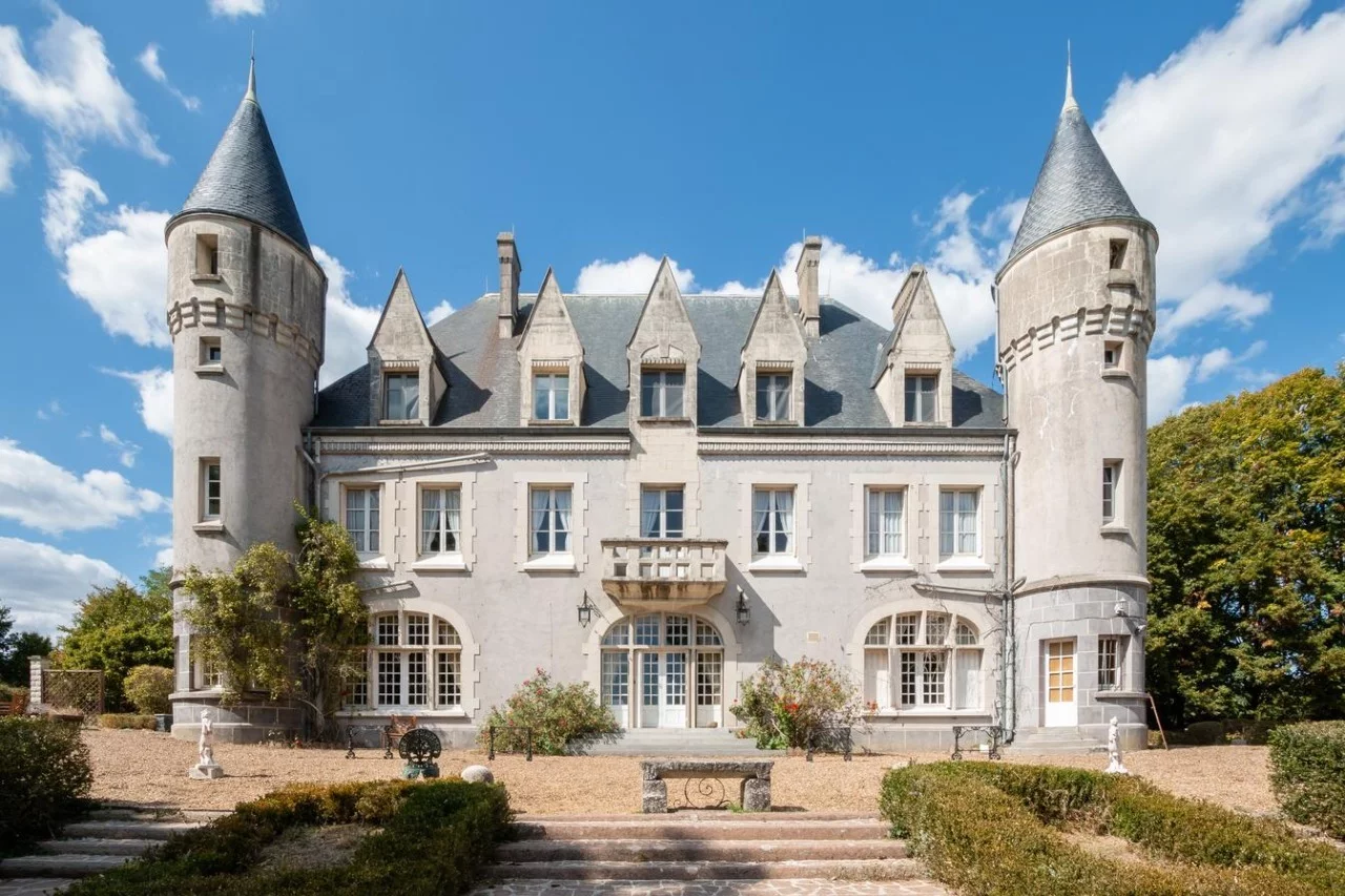 Maison à Tours, France, 700 m² - image 1
