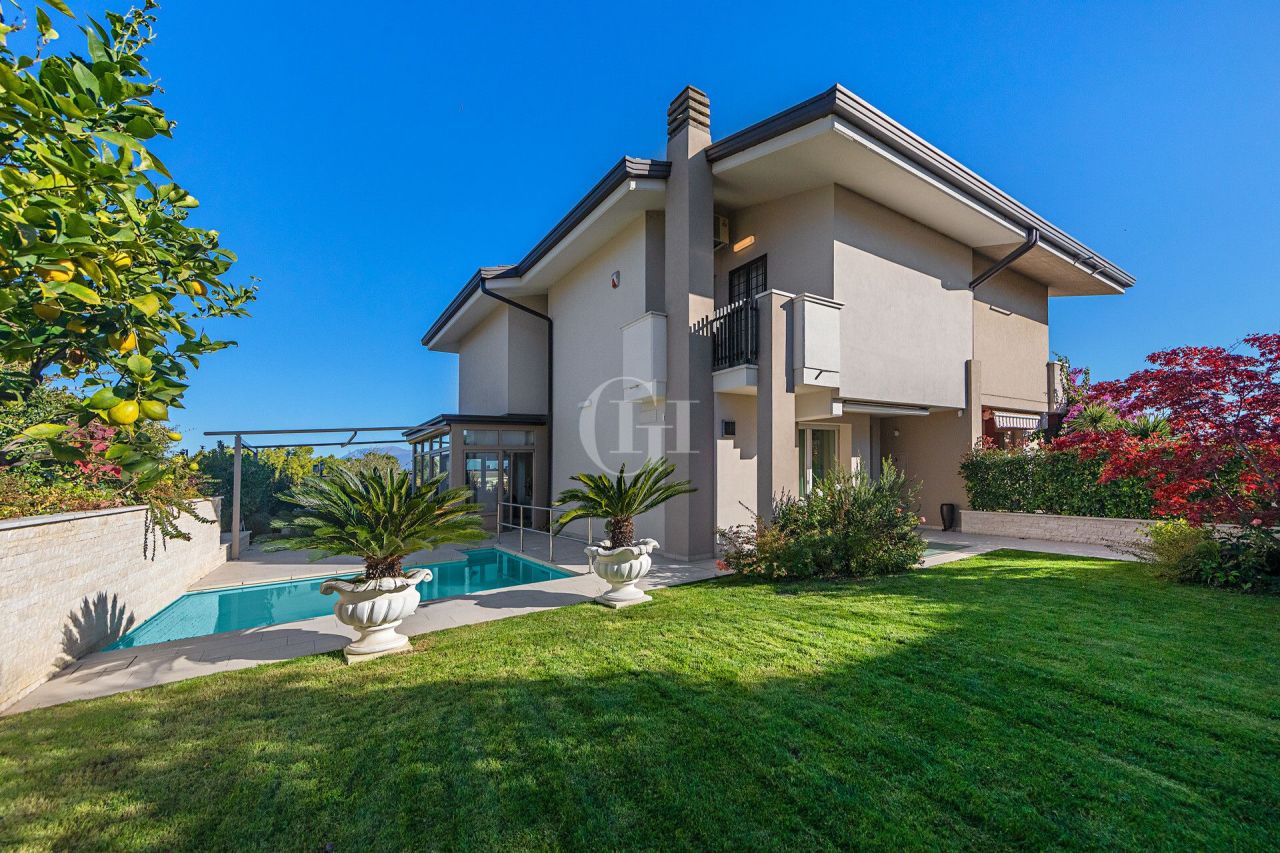 Villa on Lake Garda, Italy, 250 m² - picture 1