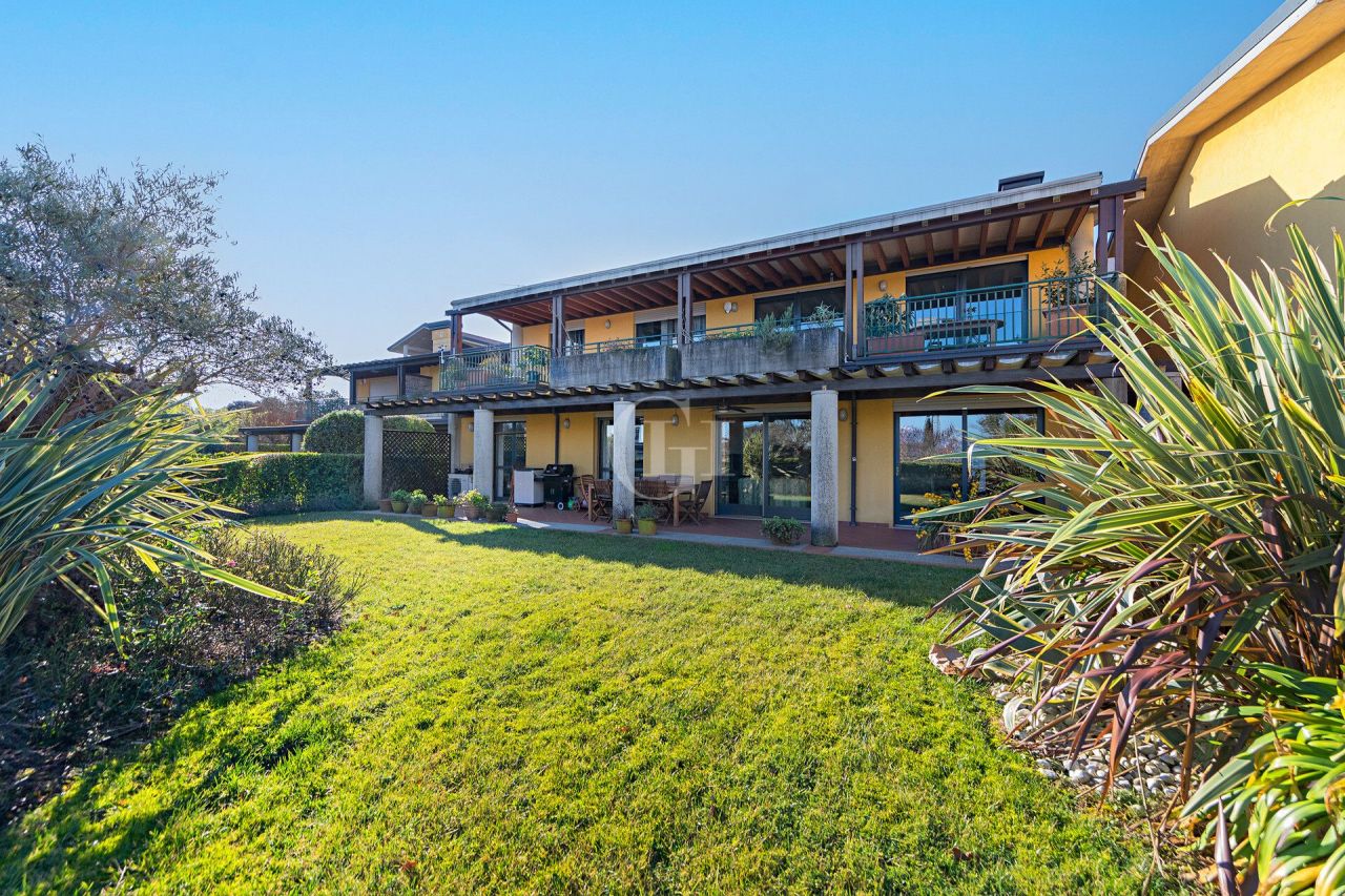 Villa on Lake Garda, Italy, 300 m² - picture 1