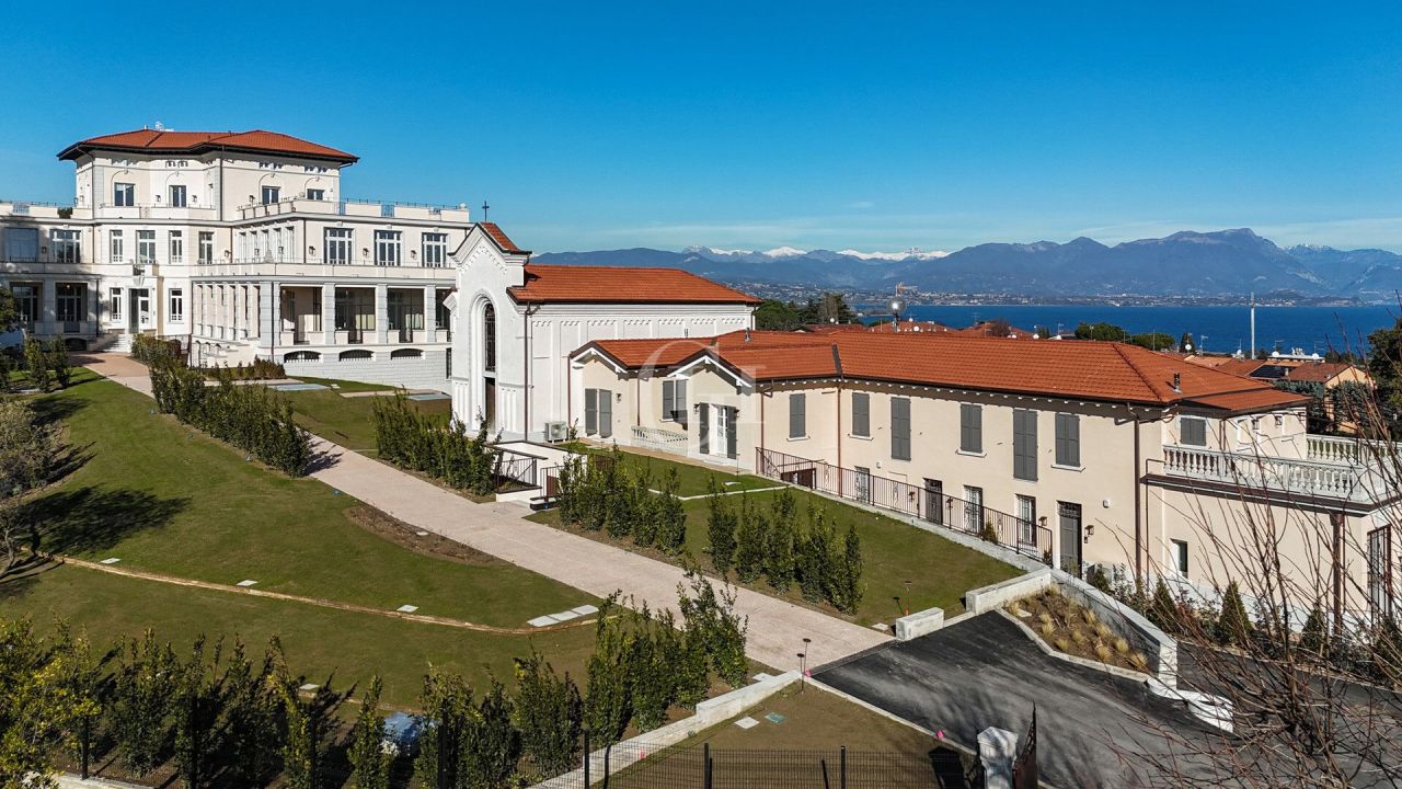 Villa por Lago de Garda, Italia, 235 m² - imagen 1