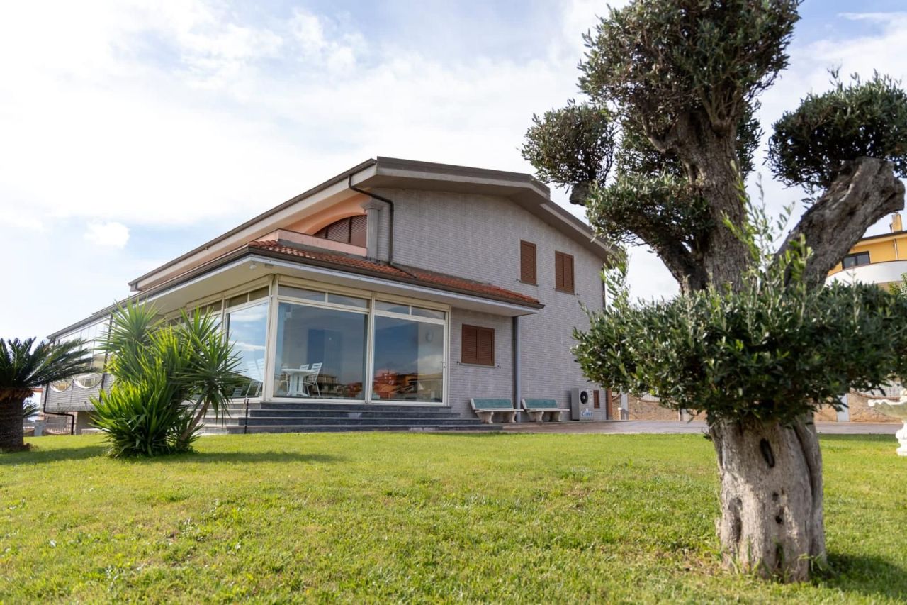 Villa in Staletti, Italy, 600 m² - picture 1