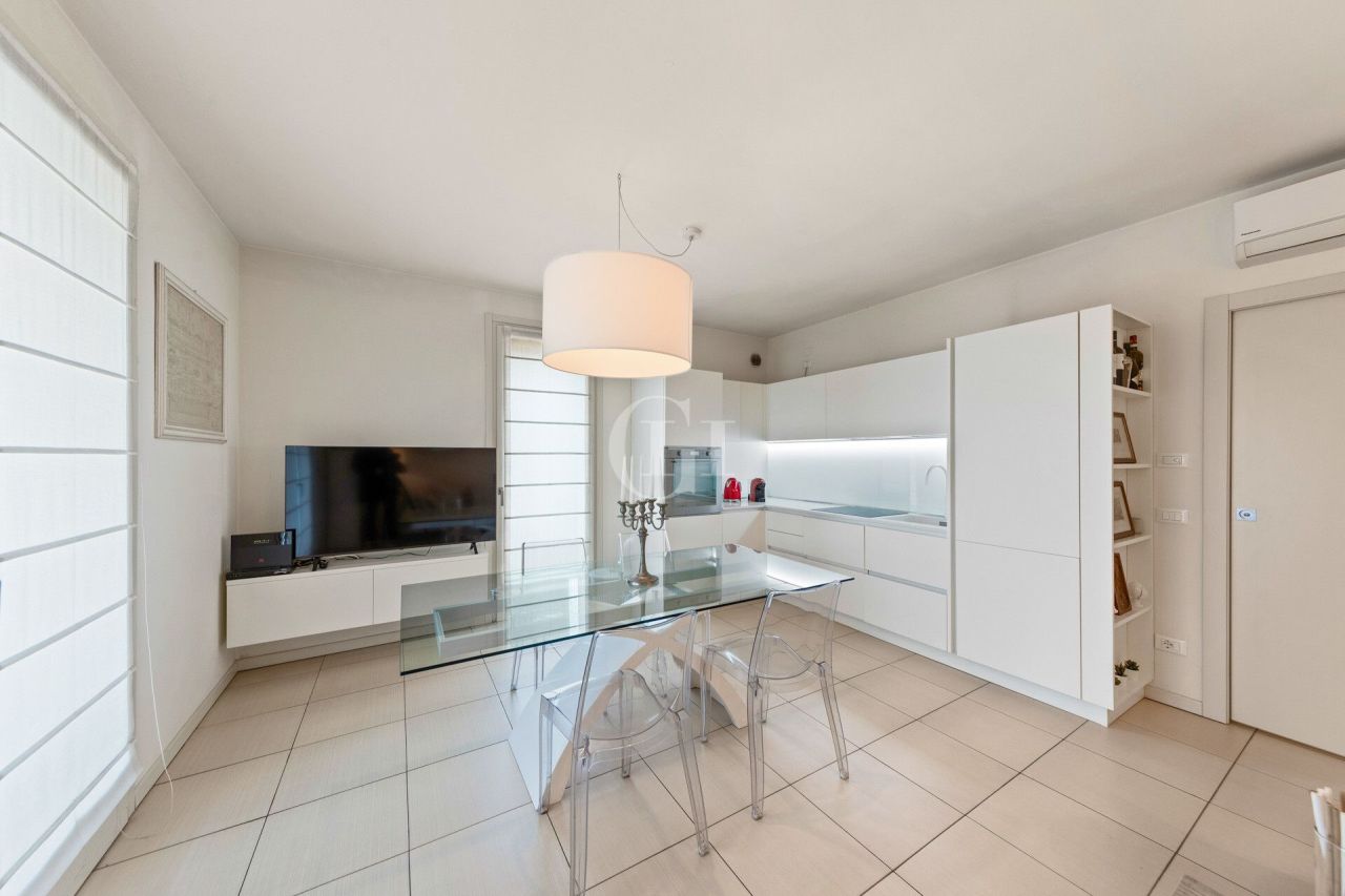 Apartamento por Lago de Garda, Italia, 138 m² - imagen 3