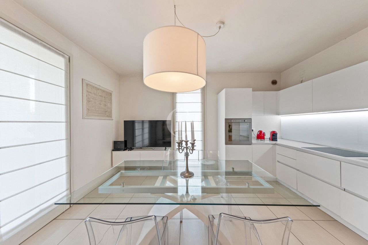 Apartamento por Lago de Garda, Italia, 138 m² - imagen 4