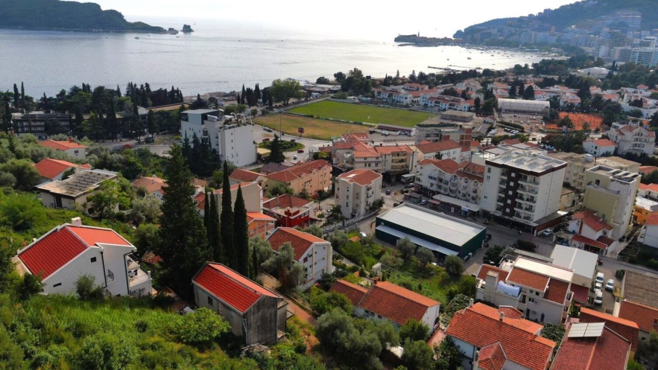 Terreno en Budva, Montenegro, 1 967 m² - imagen 1