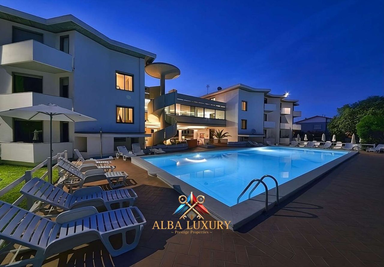 Villa en Cecina, Italia, 1 400 m² - imagen 1