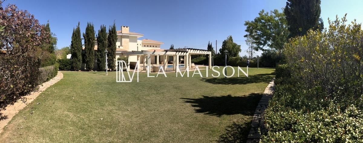 House in Nicosia, Cyprus, 1 000 m² - picture 1