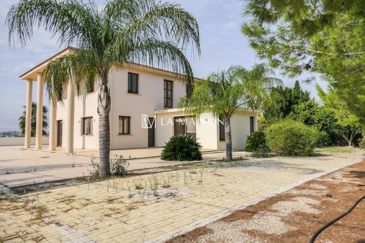 House in Nicosia, Cyprus, 730 m² - picture 1