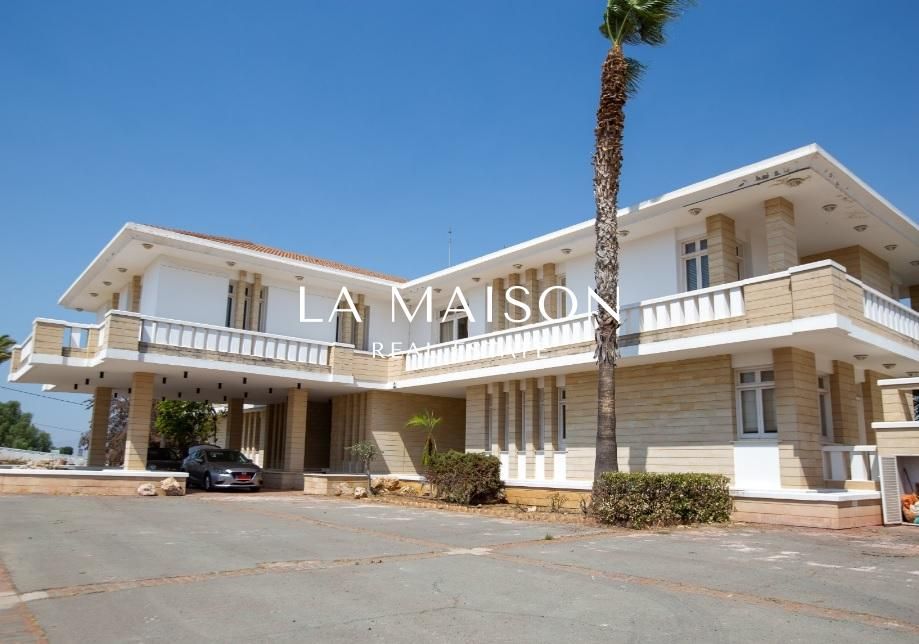 House in Nicosia, Cyprus, 1 600 m² - picture 1