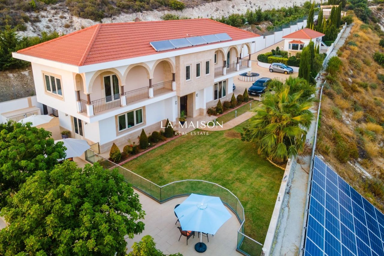 Haus in Larnaka, Zypern, 485 m² - Foto 1