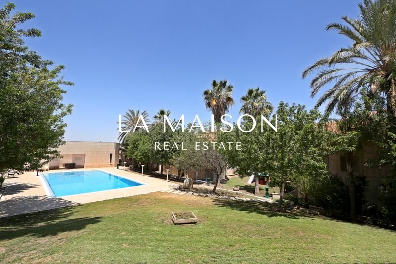 House in Nicosia, Cyprus, 1 000 m² - picture 1