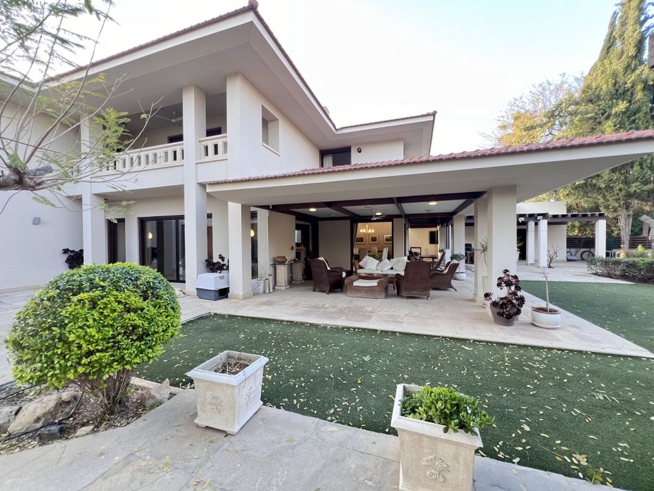 House in Nicosia, Cyprus, 1 173 m² - picture 1
