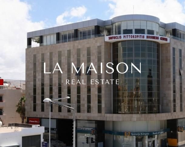 Oficina en Pafos, Chipre, 680 m² - imagen 1