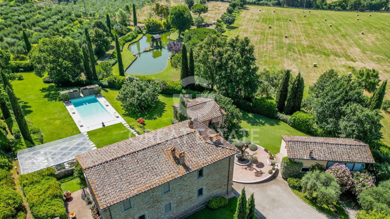 Casa en Arezzo, Italia, 765.35 m² - imagen 1