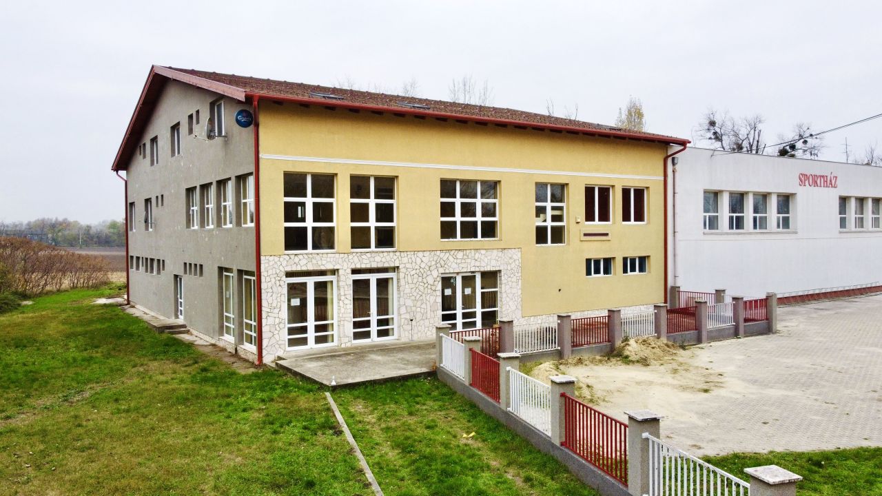 Commercial property in Budapest, Hungary, 1 350 m² - picture 1