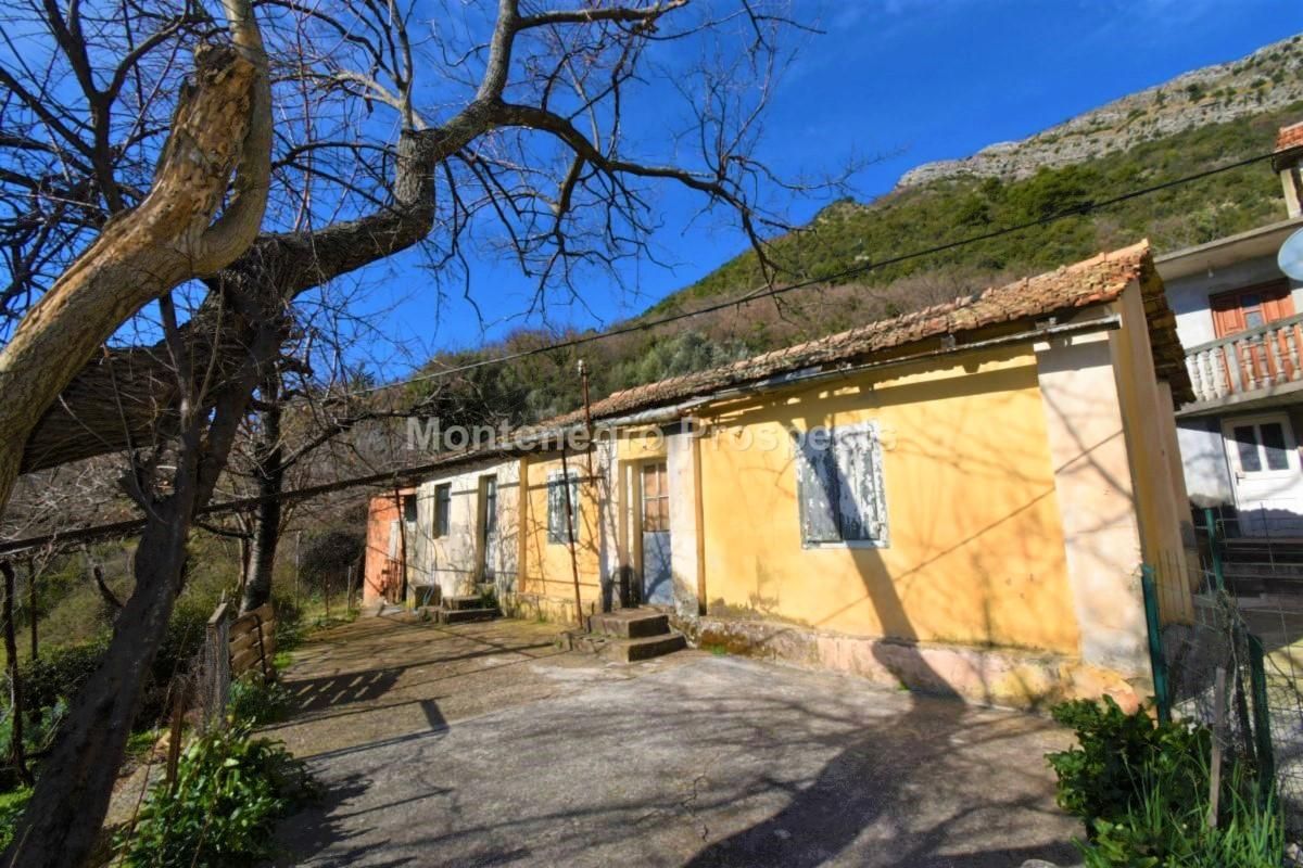 Grundstück in Tivat, Montenegro, 2 102 m² - Foto 1