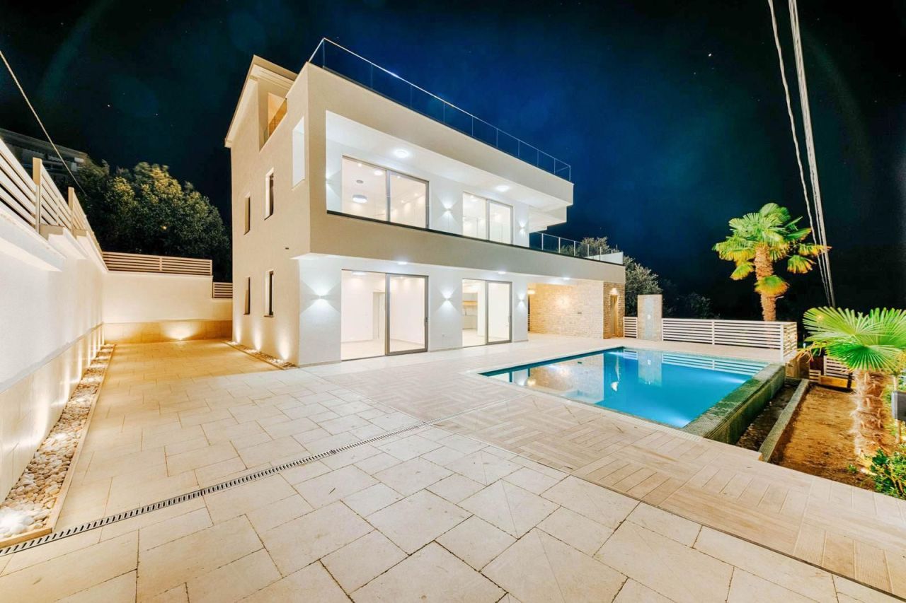 Maison à Utjeha, Monténégro, 227 m² - image 1