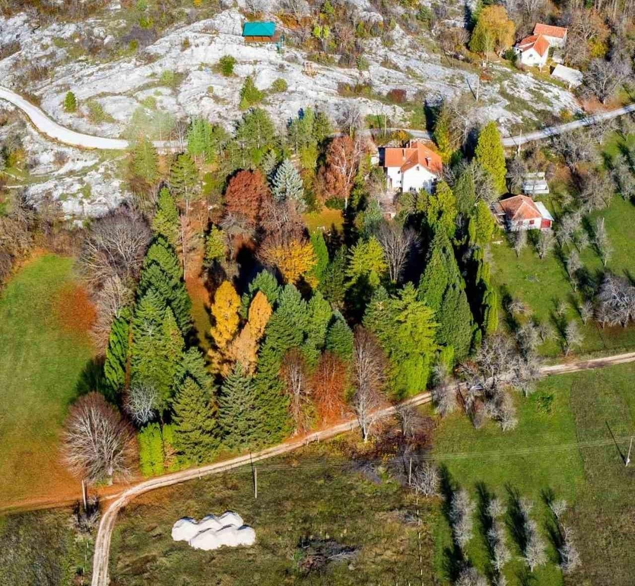 Terrain à Nikšić, Monténégro, 11 000 m² - image 1