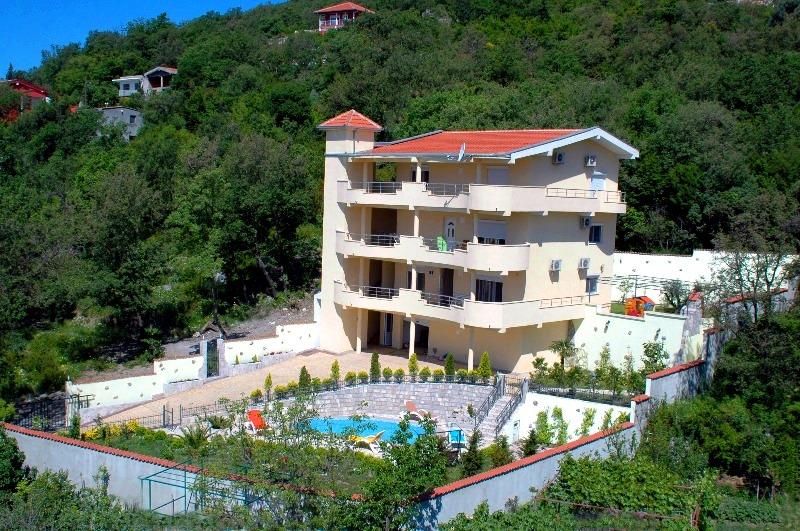 Haus in Sutomore, Montenegro, 484 m² - Foto 1