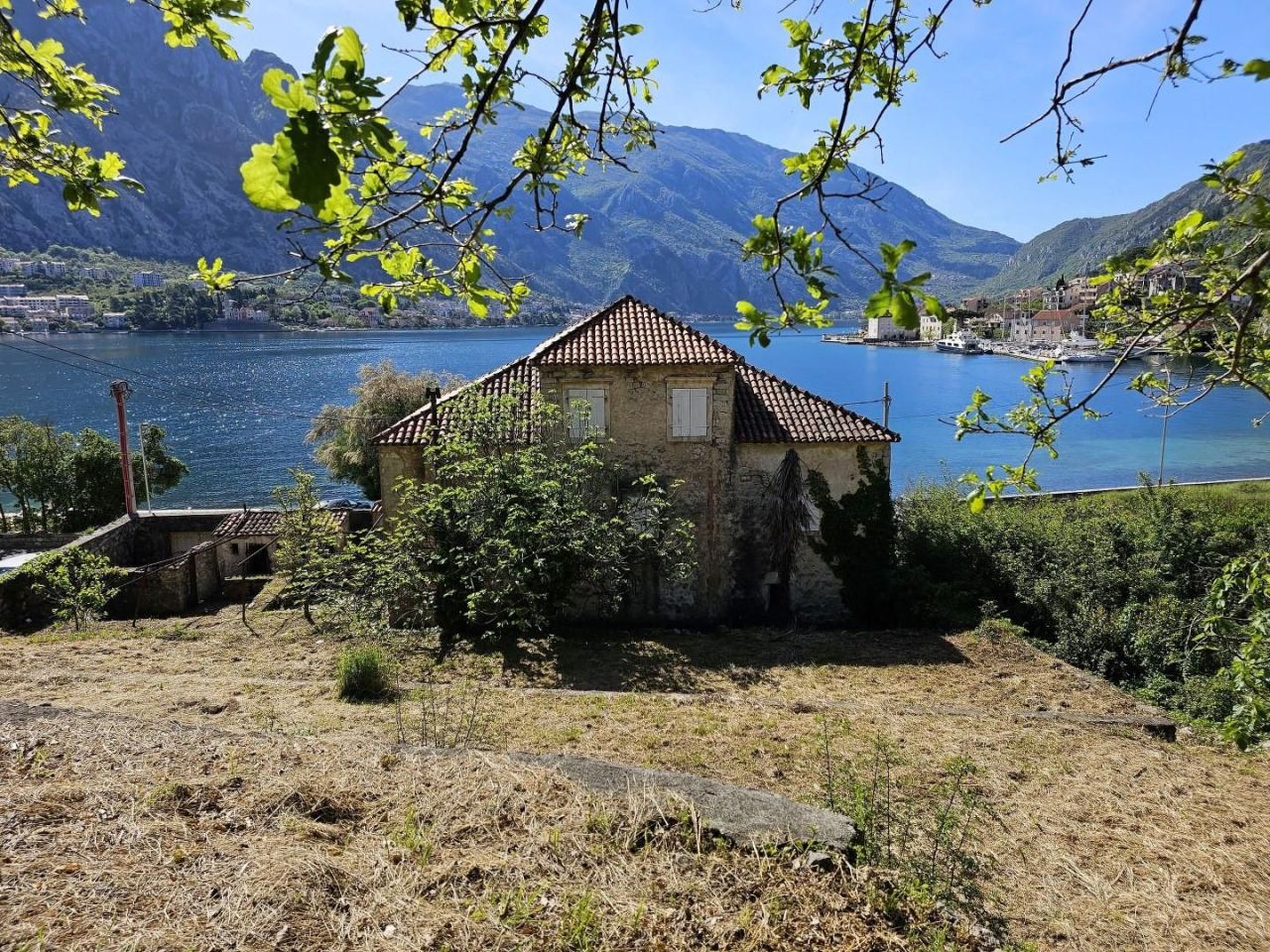 House in Prcanj, Montenegro, 300 m² - picture 1