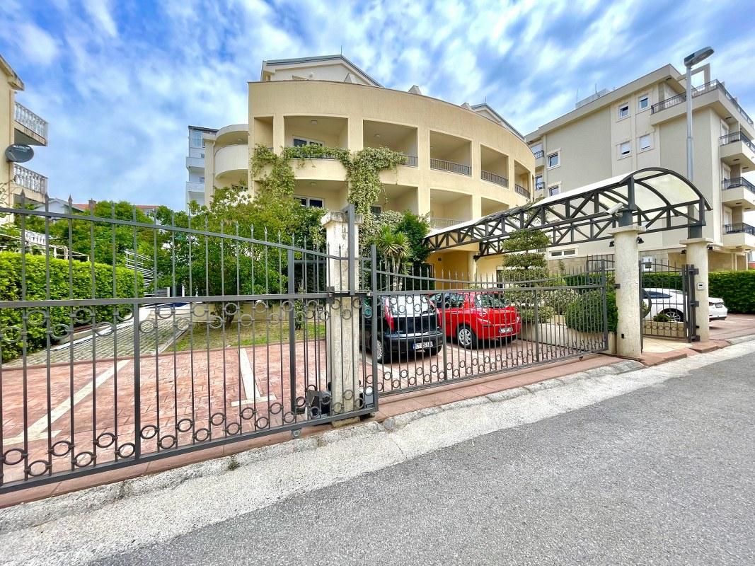 Büro in Budva, Montenegro, 1 056 m² - Foto 1