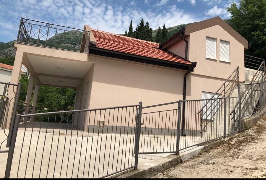 Haus in Sutomore, Montenegro, 200 m² - Foto 1
