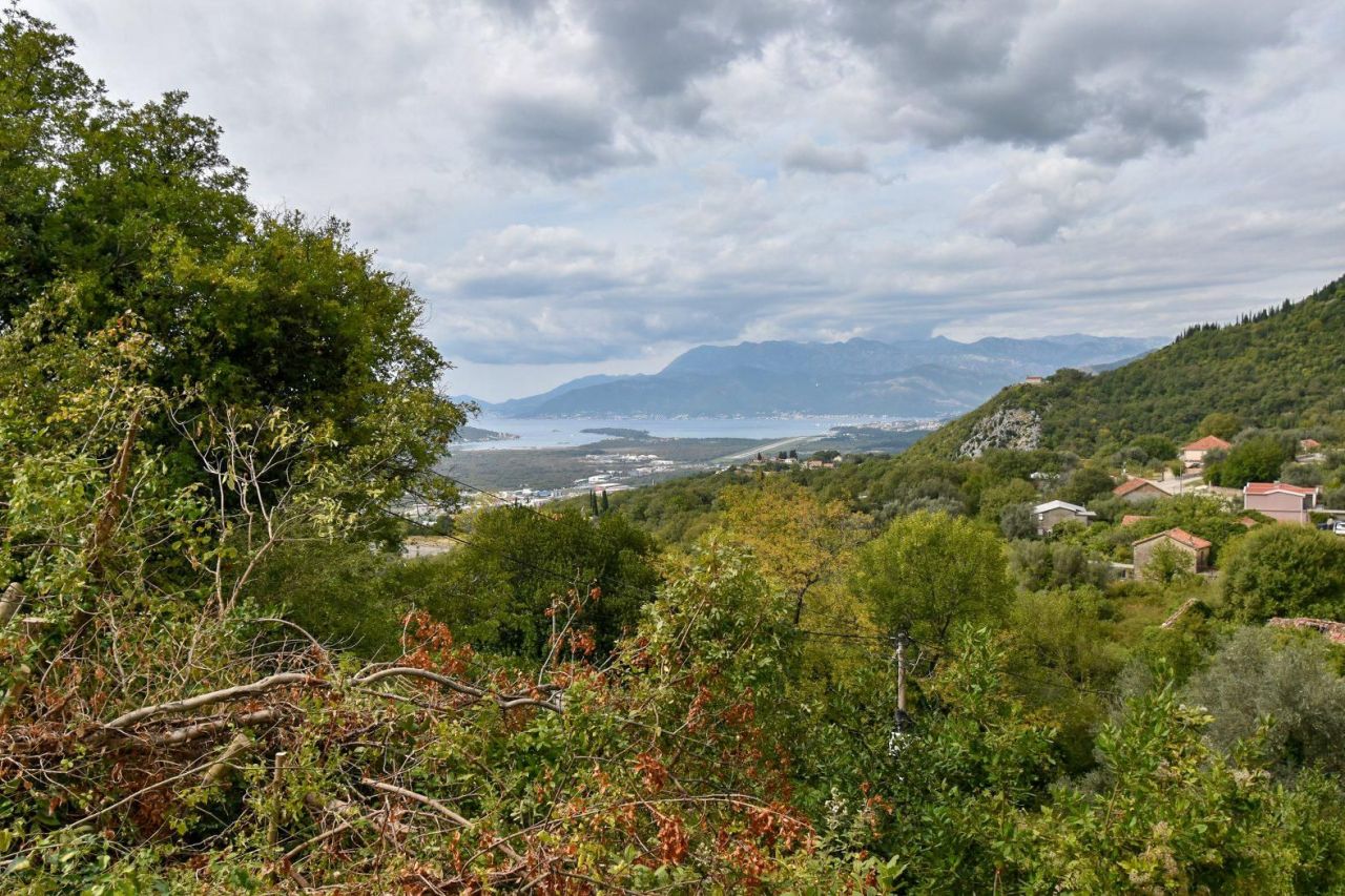 Terrain à Kotor, Monténégro, 2 100 m² - image 1