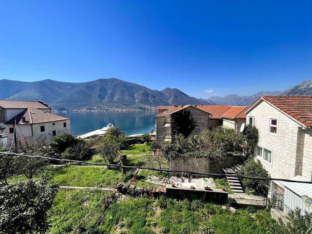 House in Dobrota, Montenegro, 210 m² - picture 1