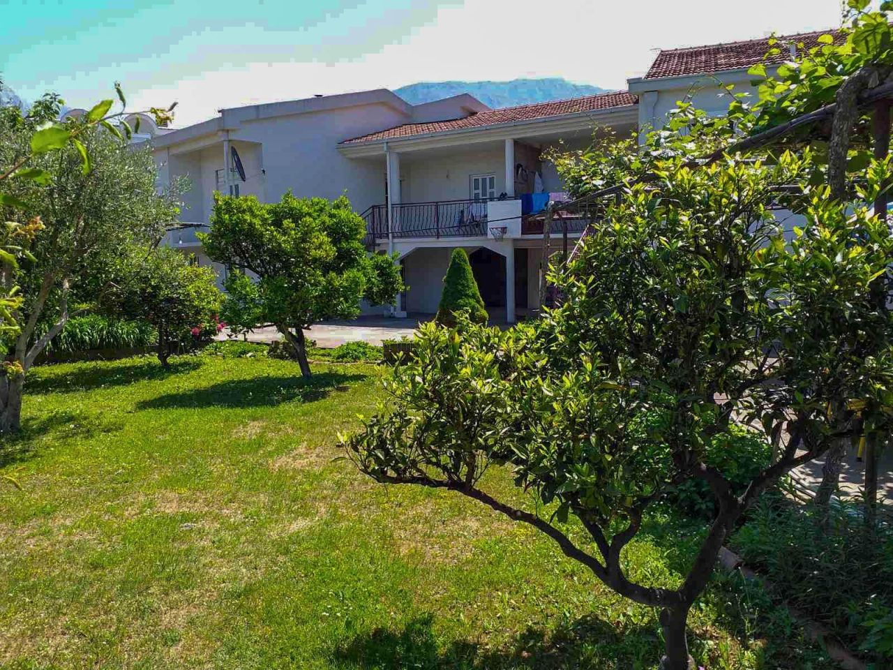 House in Bar, Montenegro, 400 m² - picture 1