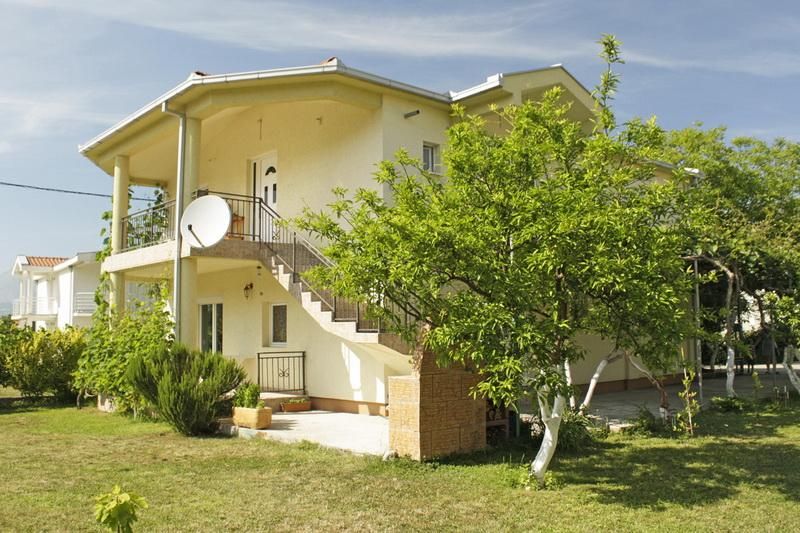 House in Bar, Montenegro, 200 m² - picture 1