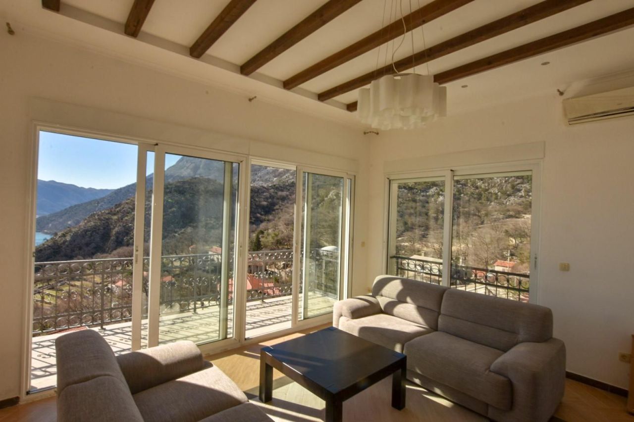 Casa en Risan, Montenegro, 169 m² - imagen 1