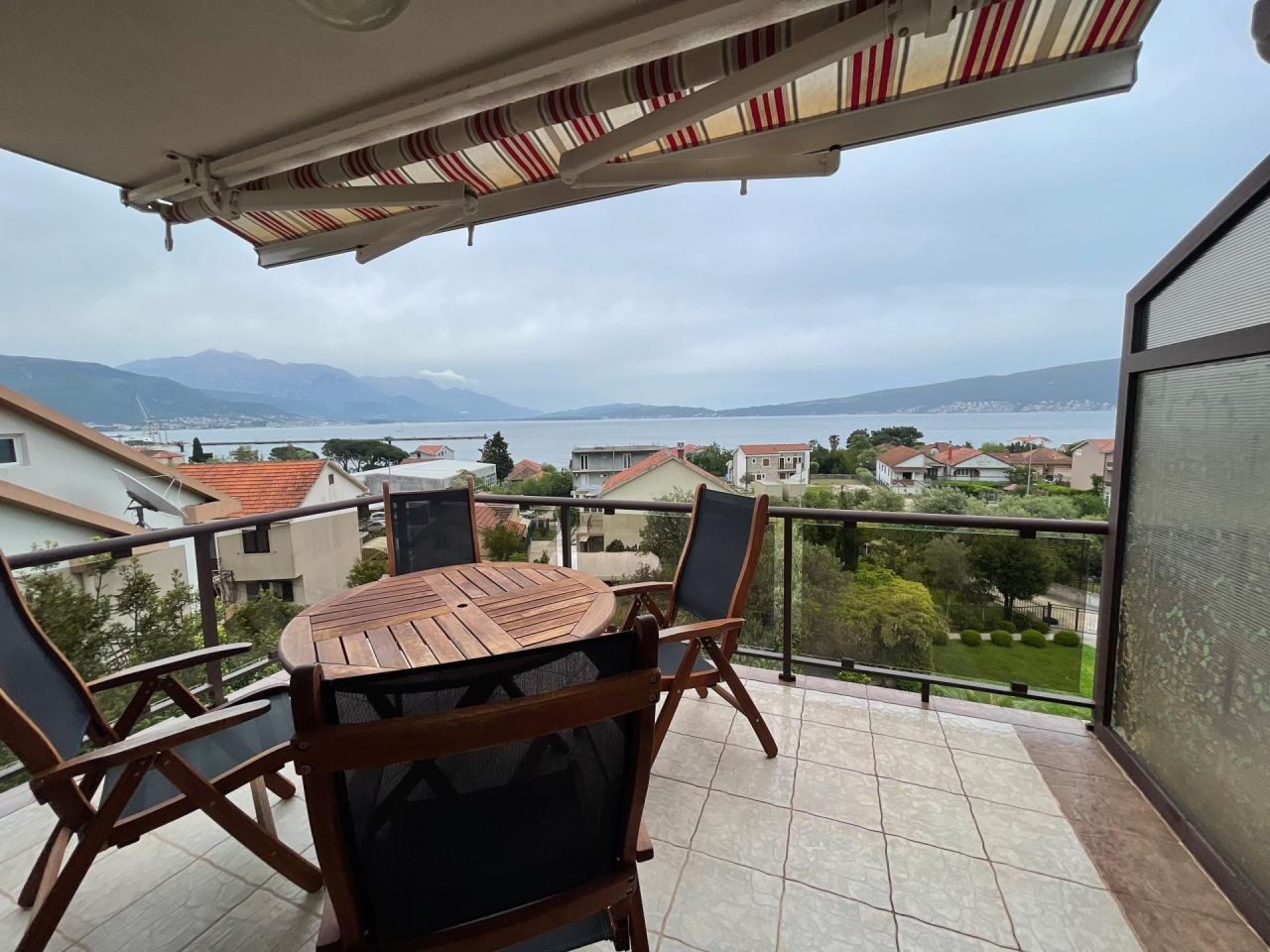 Appartement à Herceg-Novi, Monténégro, 85 m² - image 1
