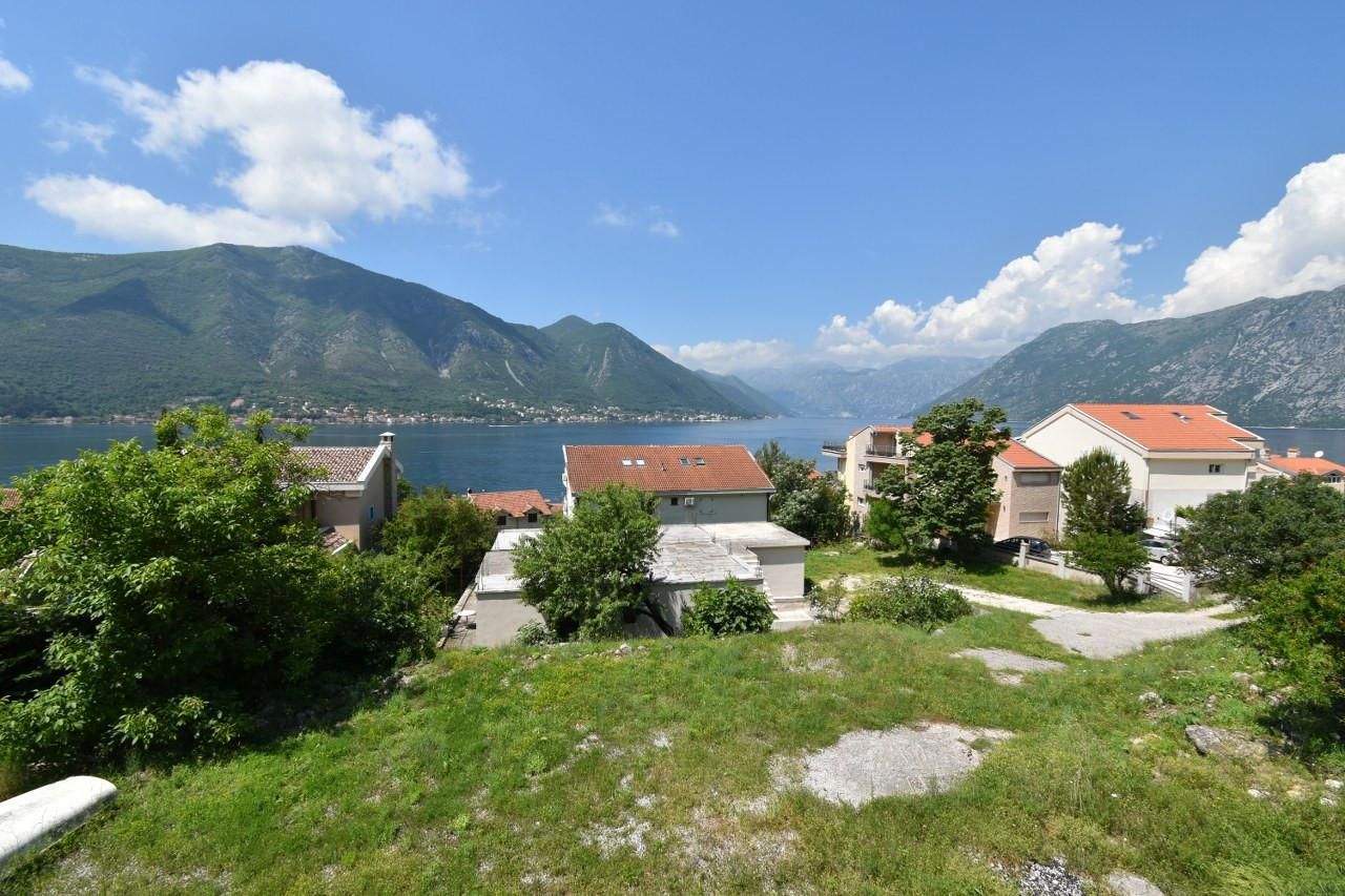 Grundstück in Dobrota, Montenegro, 1 370 m² - Foto 1