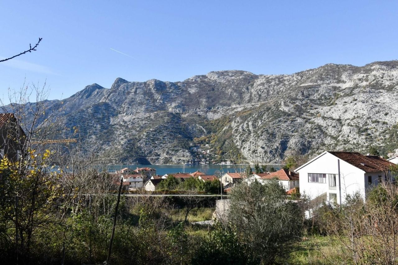 Grundstück in Risan, Montenegro, 2 240 m² - Foto 1