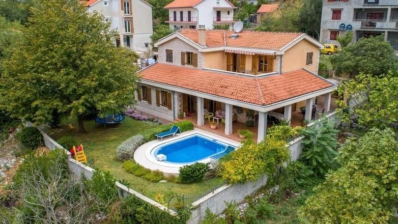 House in Orahovac, Montenegro, 300 m² - picture 1